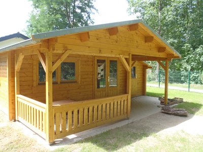 Waldhütte aus Holz des Familienzentrums