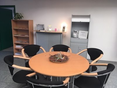 Runder Tisch mit sechs Stühlen drumherum