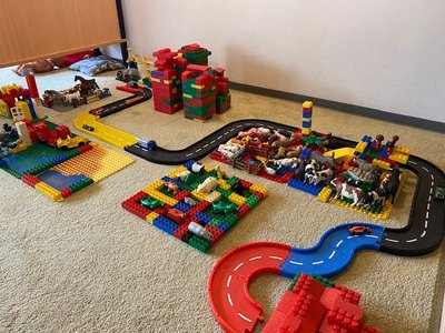 Zahlreiche Klemmbausteine und eine Spielstraße aus Bausteinen
