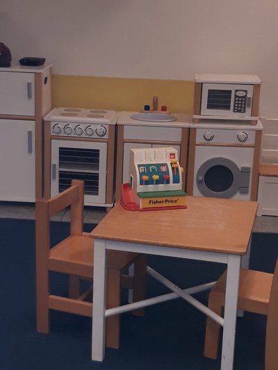 Kinder-Spielküche sowie Tisch mit Stühlen