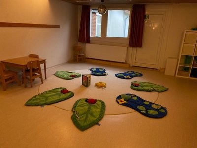 Entspannungs- und Ruheraum mit Sitzmöglichkeiten in Blatt- und Seeform